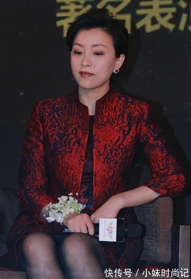 红色|杨澜也有“不端庄”的时候,红色大衣挺优雅的,配上黑丝略显俗气