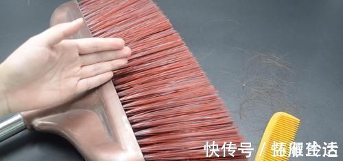 胶带|扫把上粘满了头发，试试这个方法，不脏手又方便，邻居见了纷纷学
