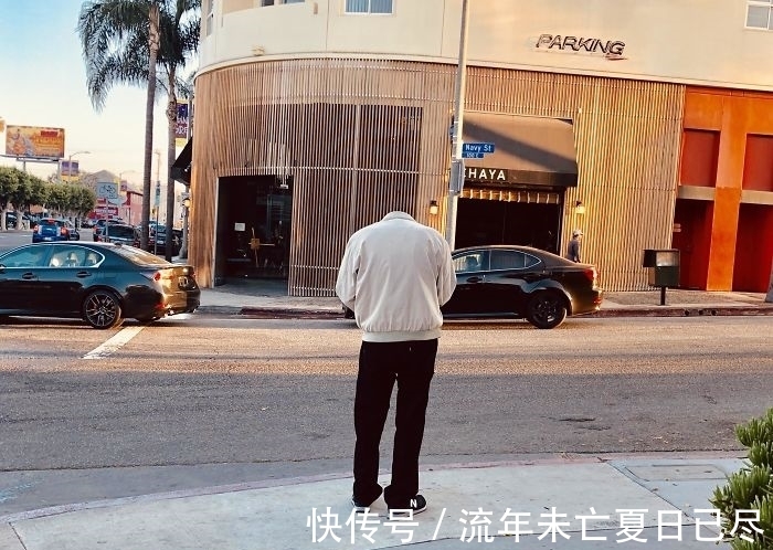 东边日出西边雨|25张“假”照片，车洗得太干净犹如隐身，拍出镜子里外不同的自己