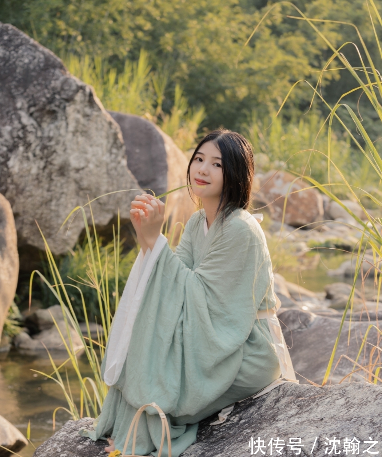 鹅毛雪!五言格律:闲游增意气,独坐赋诗章。缱绻迷幽径,寻梅醉暗香