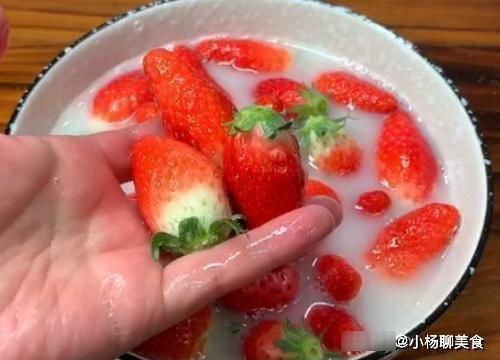纯净水|洗草莓时，有人放碱有人加盐，都不对，放一勺它，草莓干净不破皮