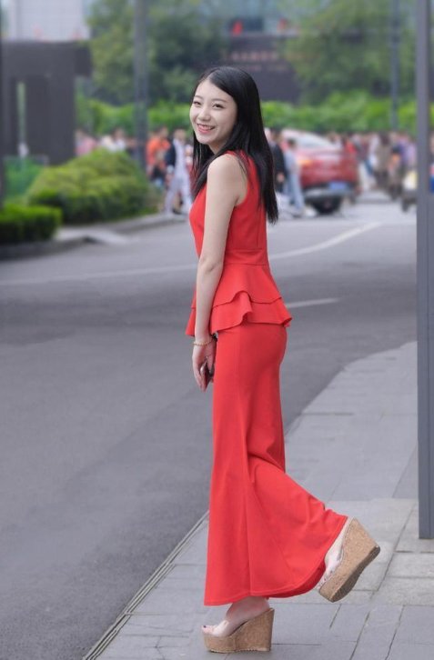 做一个优雅美丽的女人,选一件气质的衣服是对的,讲究优雅舒适