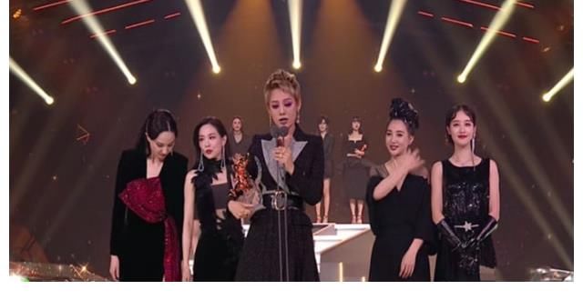 《哥哥》成团夜唯一的独唱嘉宾，宁静，一个你惹不起的女人