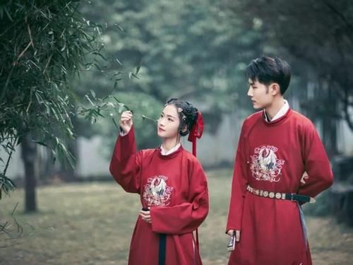 新人穿汉服拍证件照，民政局说像戏服拒绝登记，符合法律规定吗