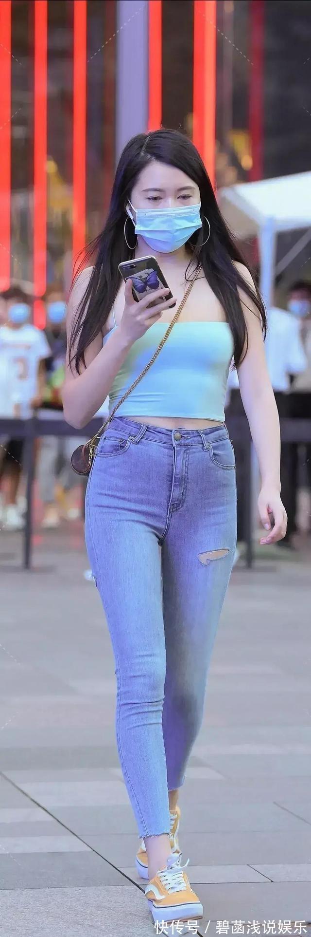 穿搭 白色短款衬衣搭配蓝色破洞牛仔裤,清新时尚,还不失知性美感