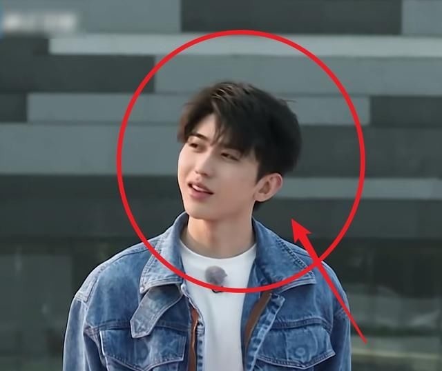 蔡徐坤|跑男9蔡徐坤被迫成沙溢儿子,谁在意他的表情?是否介意很显然