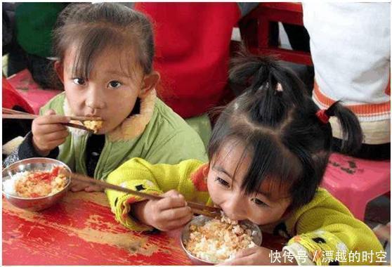 为何孩子在家要人喂,在幼儿园却能自己吃老师说出了其中的奥秘