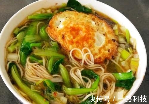 胃黏膜|常吃面条对胃好?提醒:若想胃部健康,3种食物尽量少吃一些