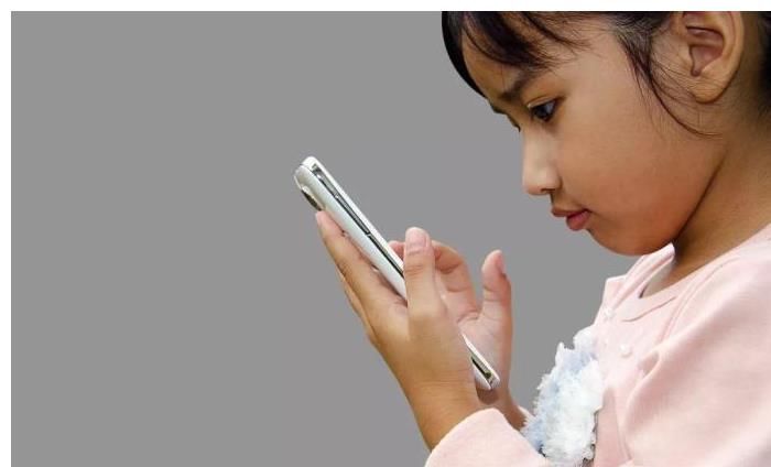 老师|孩子几岁能有自己的手机？10岁还是15岁？老师：这个年纪正好