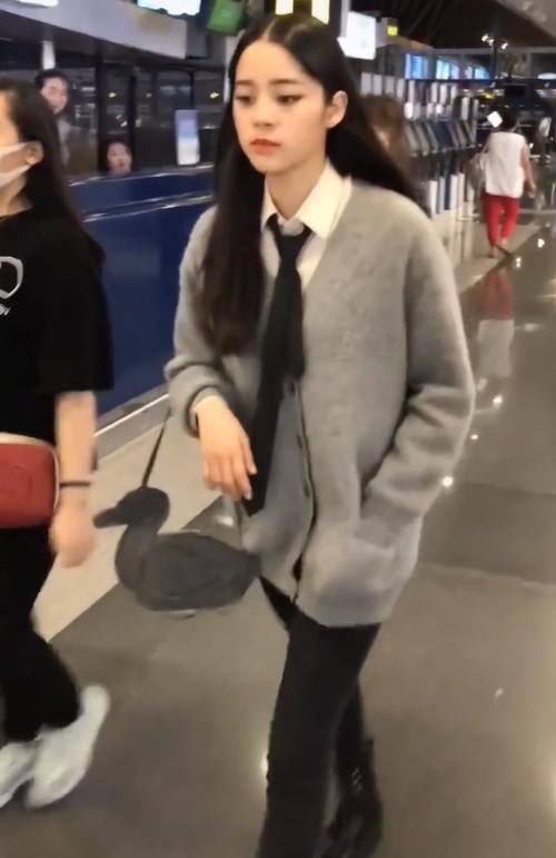 清纯|清纯妹妹的时尚毛衣穿搭，毛衣加衬衫，帅和甜美一样不缺！