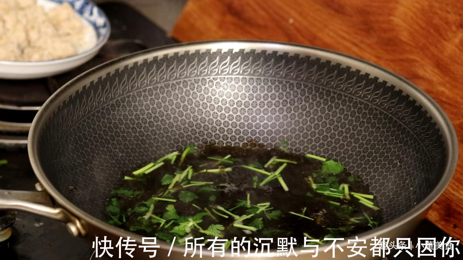 猪肉丸子的正确做法，多加这两样东西，丸子口感嫩滑，劲道有弹性