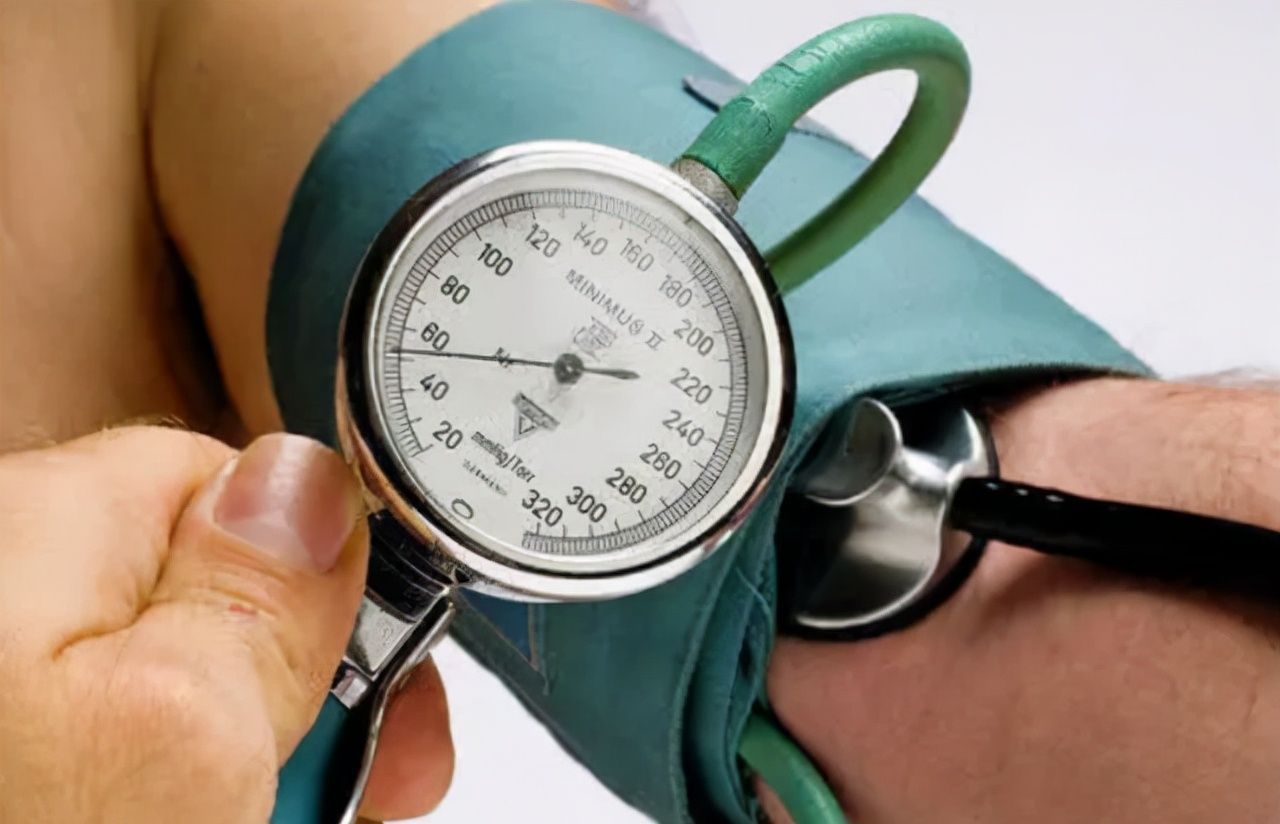 西红柿|高血压不能吃洋葱?医生提醒:想要血压平稳,可以常吃这4种食物