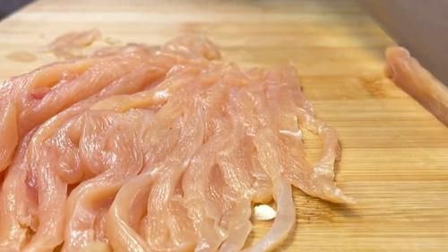 饭店的青椒肉丝好吃有技巧，很多人都不知道，大厨教你正确的做法