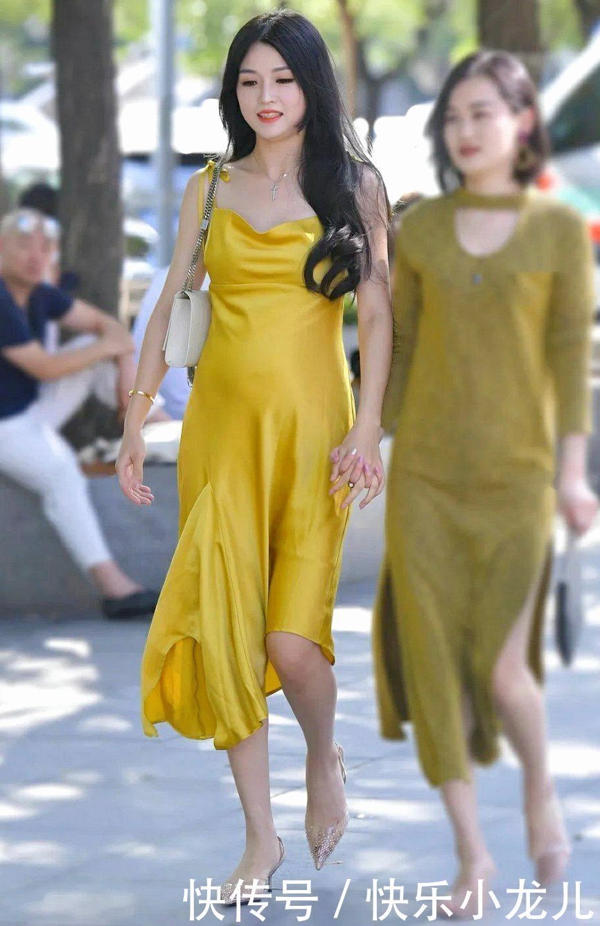 不时|可爱小姐姐这样穿,简单而又有气质,在深秋也有一点亮色!