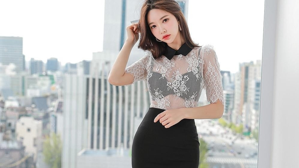 包臀裙|轻薄有点透的蕾丝上装配包臀裙, 同时展现了美女的性感与优雅