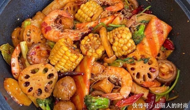  巨费|麻辣香锅这样做，闺蜜三人抱着锅都吃不够，巨费米饭