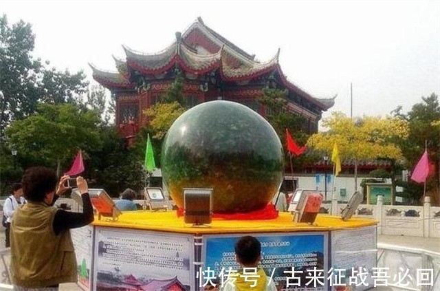 夜明珠@男子承包矿山挖出重6吨夜明珠,估值26亿卖不掉,放在公园成路灯