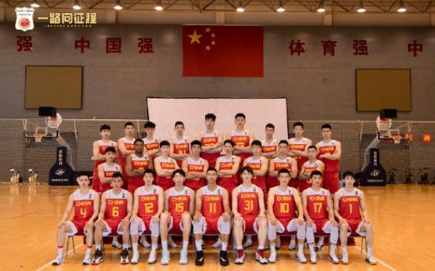 阿典|第一场就爆！又扣又帽！打崩NBA落选秀！他真是中国男篮的未来