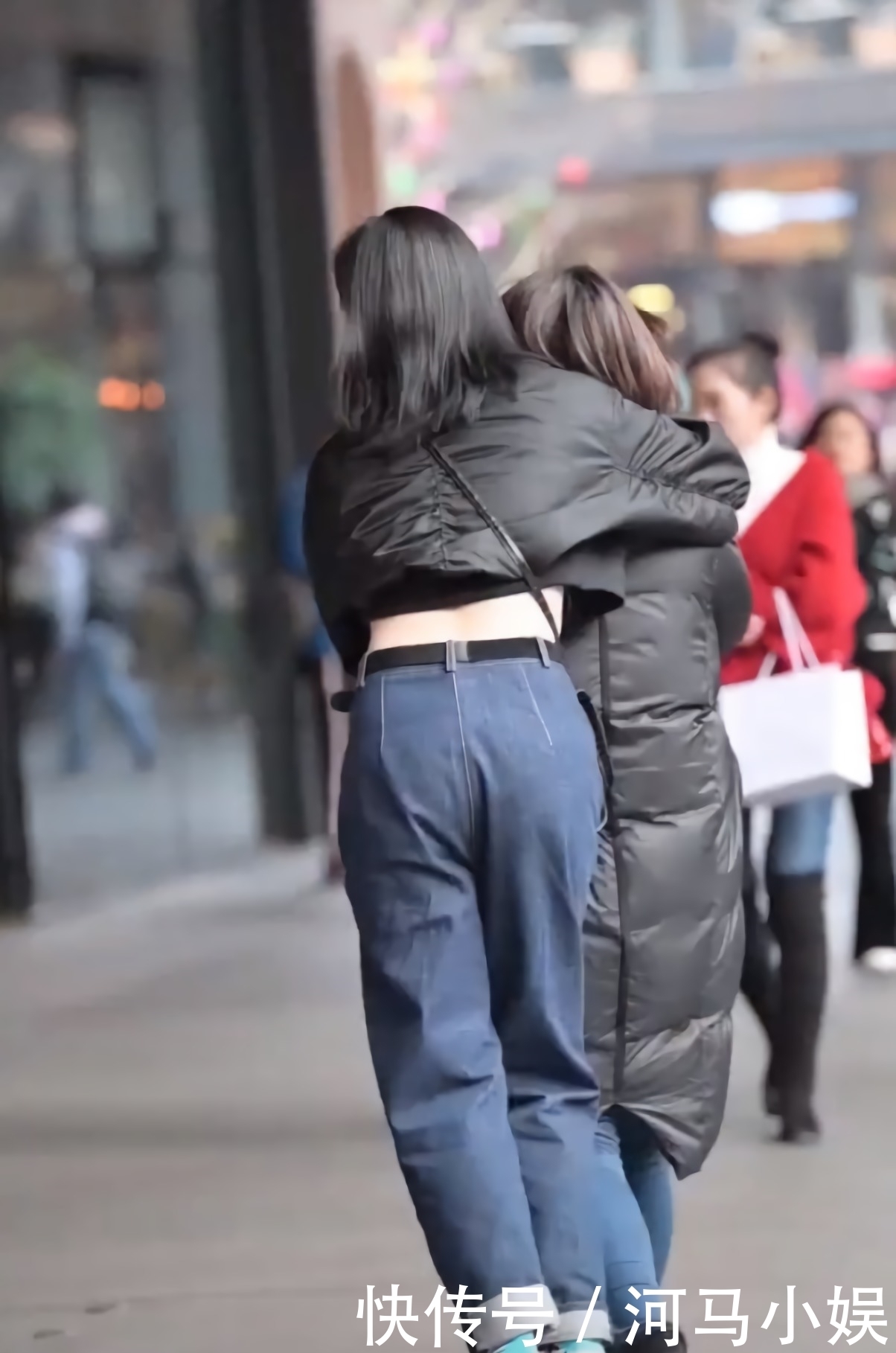 美女这是“虐腹”吧?冬天还穿超短外套,不料“南瓜胯”成亮点!