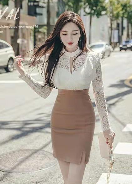 搭配|白色蕾丝上衣与半身包臀裙的搭配,高贵优雅,展现女人韵味