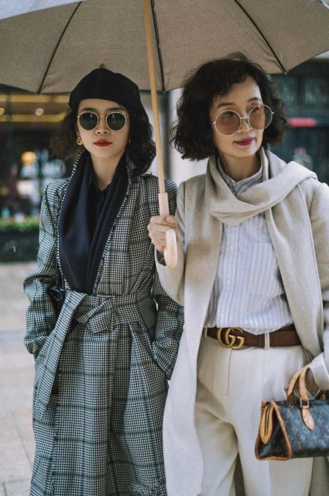 街拍 别再花冤枉钱!秋冬大衣外套如何选三木母女示范经典款不分年龄