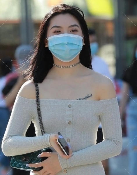 脸部 女孩要展示优美的身材,选一个字肩短裙,效果真不错