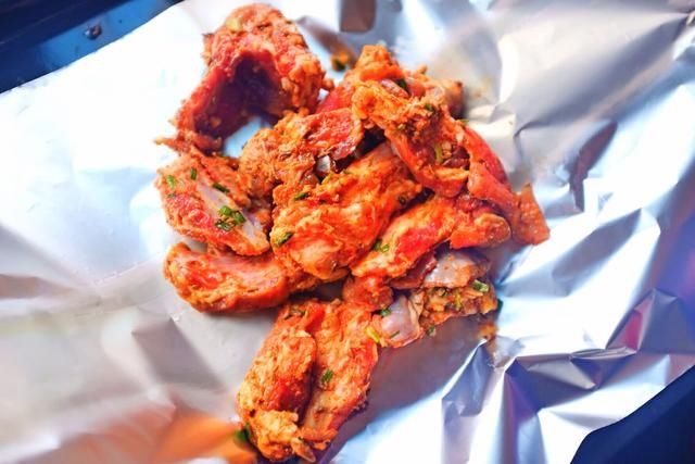 家庭烤箱也能做出来滋滋美味的烤羊排，吃起来外酥里嫩，还流汁