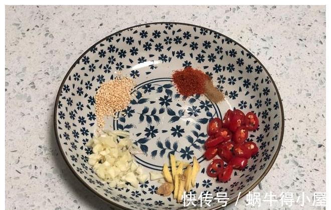 黄瓜|芹菜拌花生怎么做才好吃?掌握几个小技巧,清脆爽口,颜色不发黑