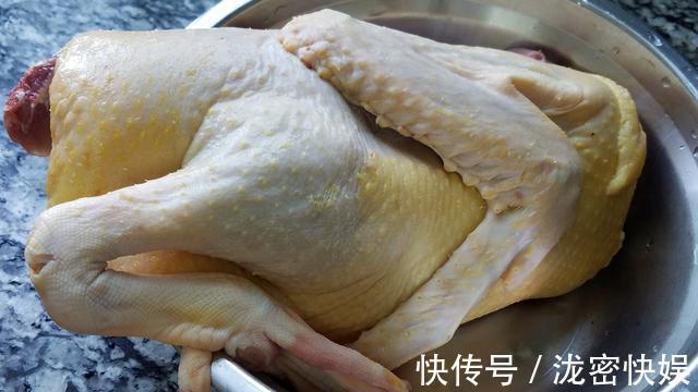 鸭肉别再拿去炖,大厨教你一个广东做法,又香又嫩,吃着还有嚼劲