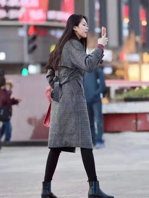 小姐姐|一件羊毛大衣搭配休闲裤，轻松穿出时尚感，凹造型手到擒来