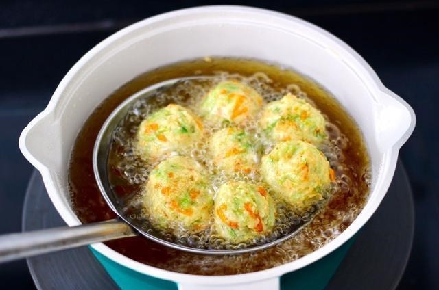 炸丸子只知道用面粉，加上它，炸出来的丸子外酥里嫩，凉了也不硬