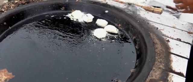 一位65岁老汉在大集卖小吃,露天柴火烧,顾客大老远跑来吃