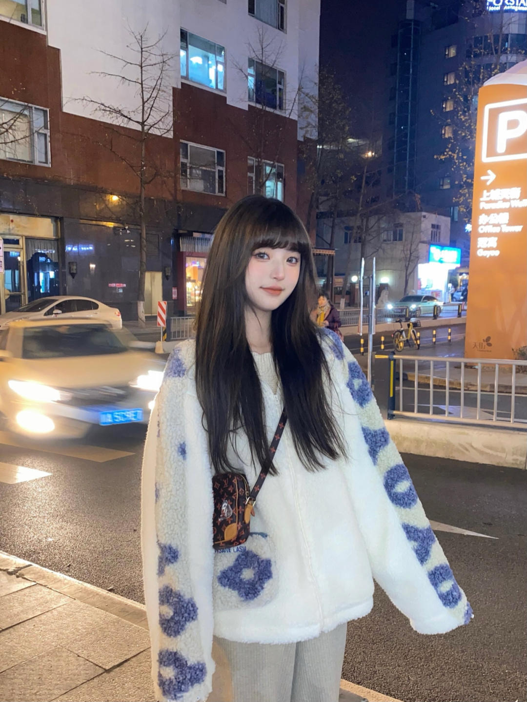 豹纹 秋天不要只会穿风衣了,今年流行“羊羔毛外套”,保暖舒适还温柔