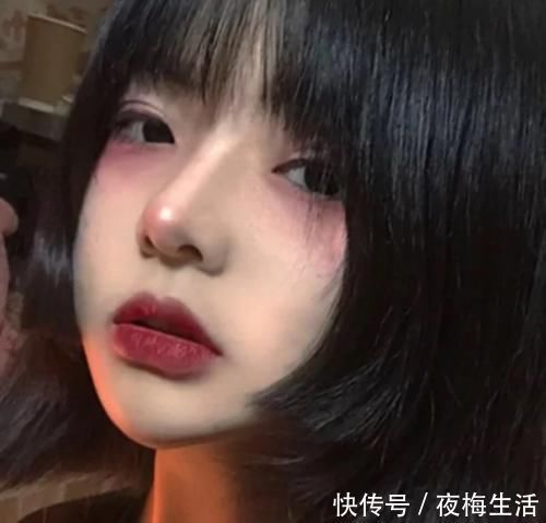 香肠|女孩经常对“嘴唇”做这3行为,迟早变樱桃嘴,香肠嘴妹子建议尝试