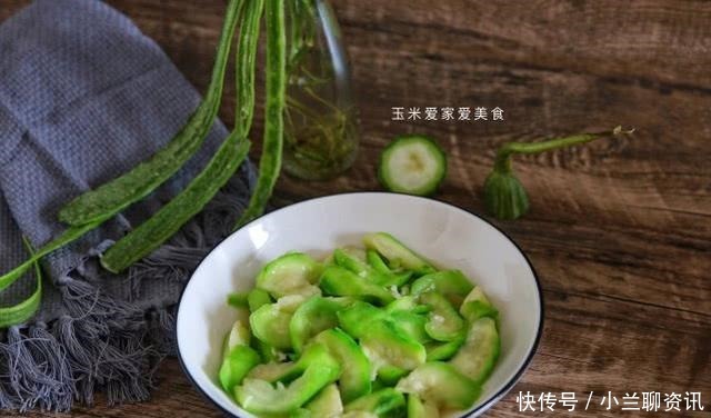 发苦|炒丝瓜时,记住不要直接下锅,教你一个小技巧,丝瓜不发黑不发苦