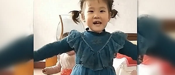 生活环境|两个小姐妹,一个是奶奶带大的,一个是姥姥带大的,还是有区别的