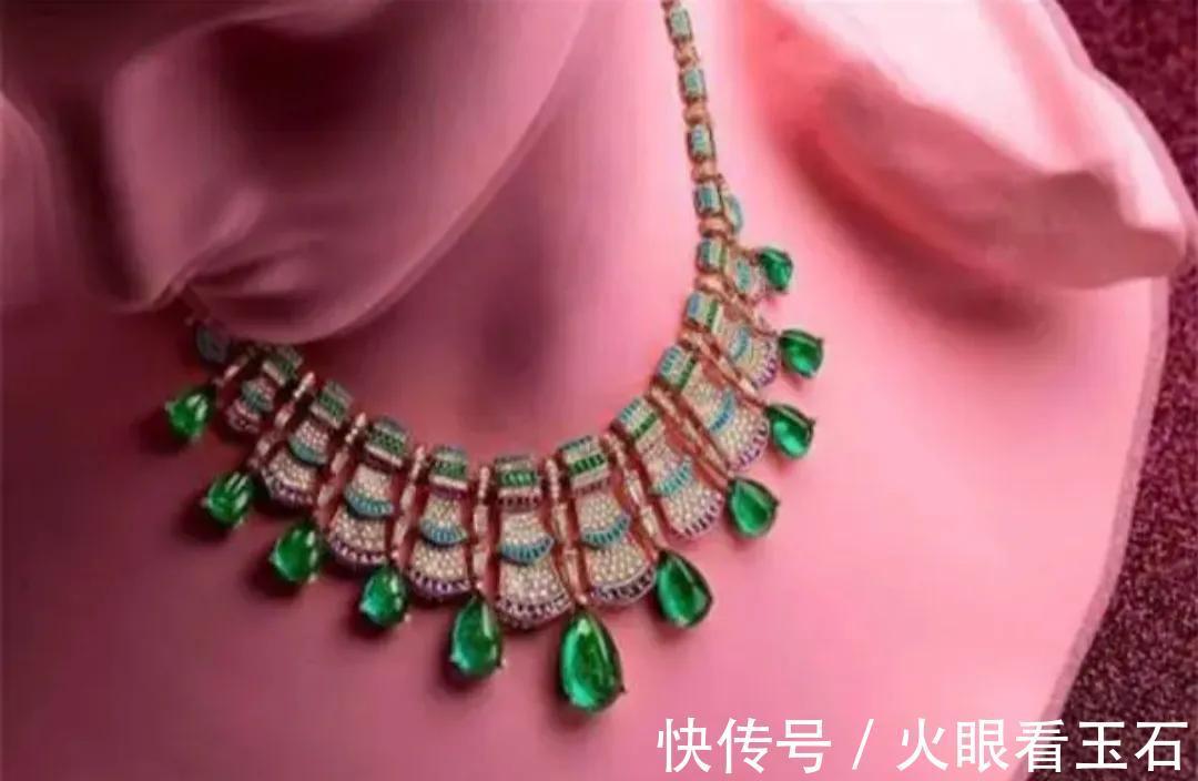 灵蛇 卡地亚的猎豹、宝格丽的灵蛇、梵克雅宝的蝴蝶…,都很奢华无比