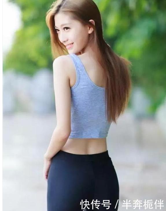 性感|街拍性感的吊带装搭配红色热裤的长腿小姐姐,撩人又吸睛