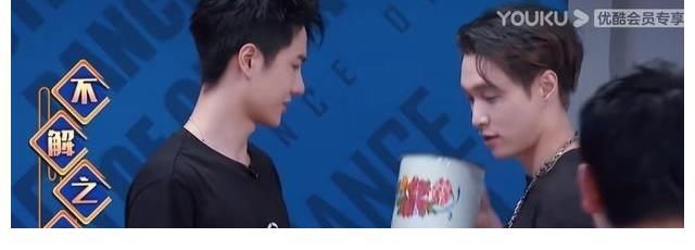 香菜|王一博笑到不能停，喜獲一波王炸新杯子，香菜依舊是最愛！