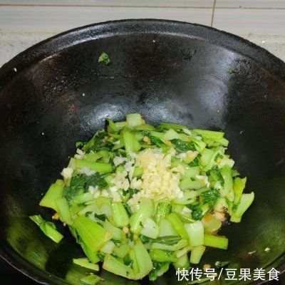 油菜|简单快手又下饭的秘制蒜蓉油菜吃起来那叫一个香