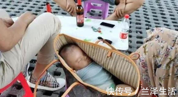宝妈|“最碍事”的宝宝火了,被吃烧烤的爸妈放在包里,网友:心多大!