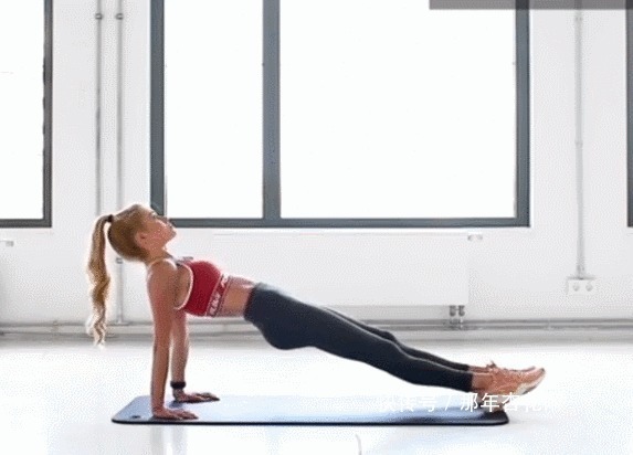 双脚|日本健身模特，健身5年拿下健美冠军，身材曲线完美，堪称尤物