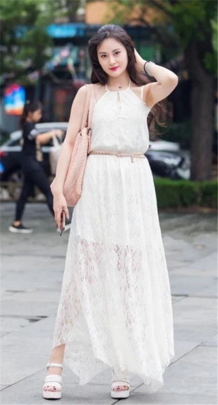 街拍小姐姐身穿靓丽连衣裙,脚踩高跟凉鞋,女神范十足