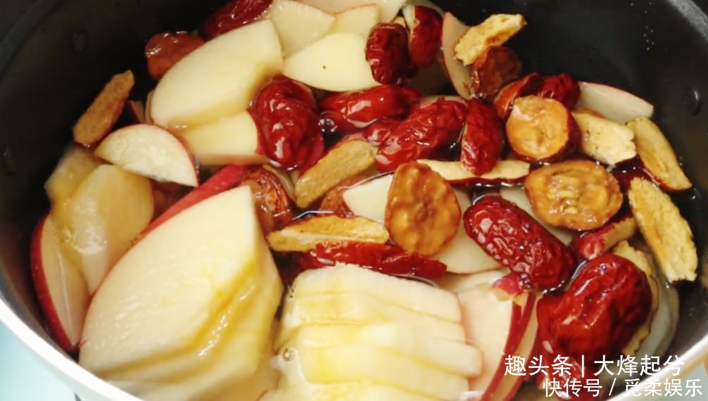 女性要经常喝苹果汤,好喝又营养,隔三差五喝一回,身体更健康