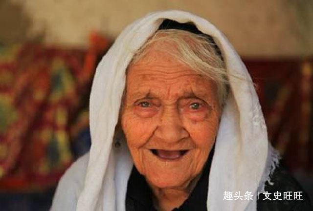 热爱生活|中国134岁长寿老人,一辈子只喝凉水,历经3个世纪,如今六代同堂