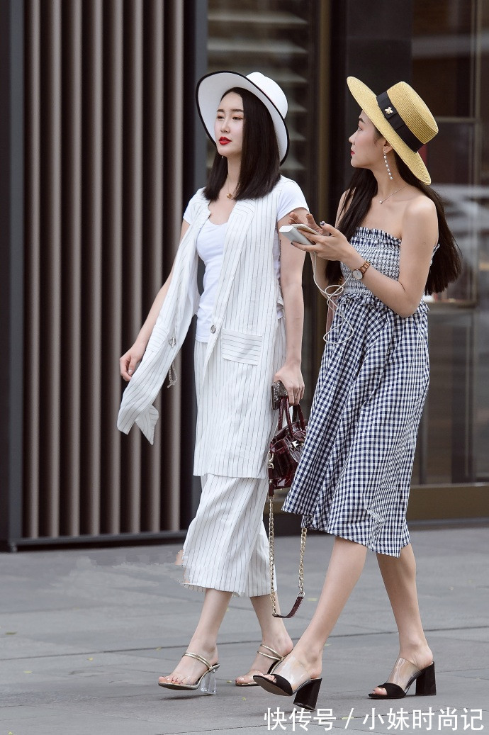 街拍|成都街拍,印花连衣裙搭配一字高跟鞋,时髦与魅力并存