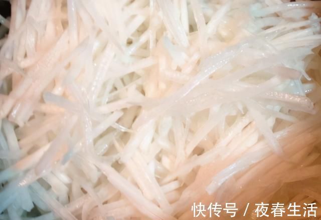 老少皆宜|半根萝卜1碗面粉,筷子搅一搅两手不沾面,10分钟搞定全家人早餐