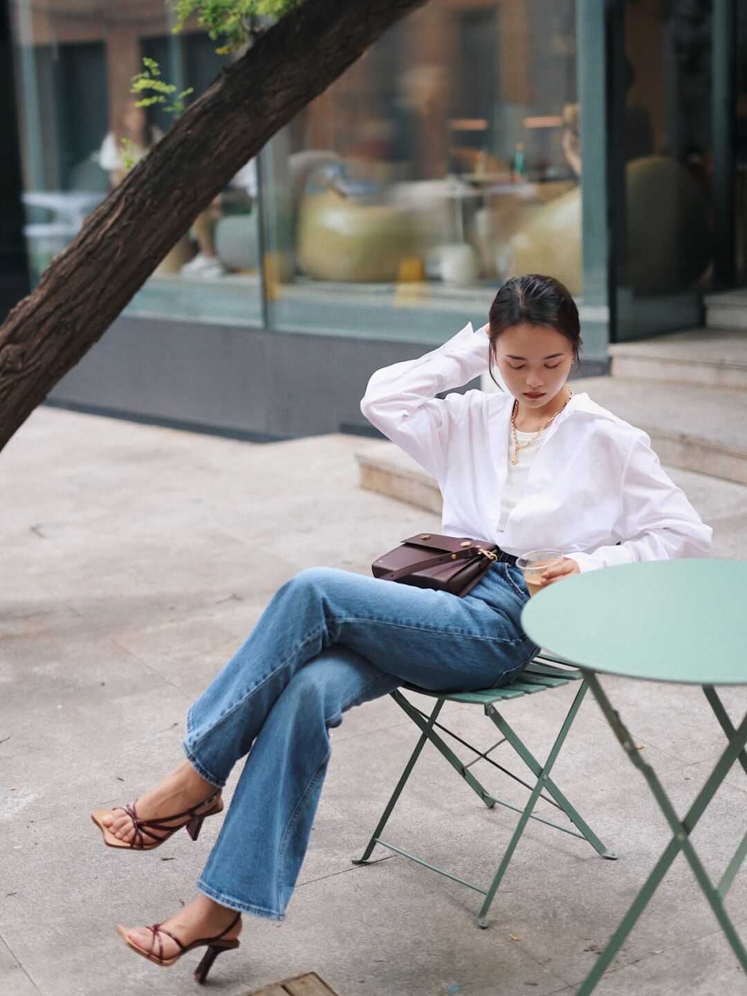 衬衫搭配|春天穿衣别再盲目跟风了!白衬衫+牛仔裤是今年顶流,简单大气