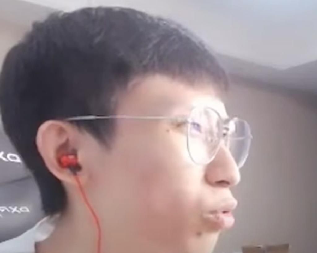 在家|梦泪在家直播已久，粉丝发现他从未有过卡顿，原来梦老师拥有“大杀器”！