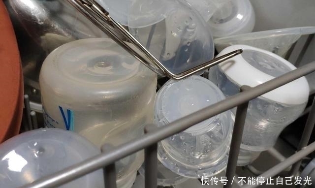 吃奶|“脚扶奶瓶”的喝奶宝宝火了,开发奇葩吃奶姿势,网友骨骼清奇